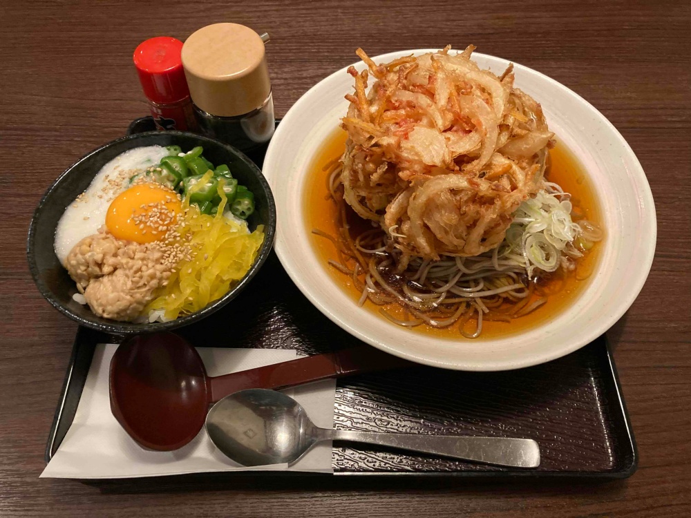 成田空港温泉 空の湯の「大玉かき揚げ蕎麦(冷)」と「ミニねばとろ丼」