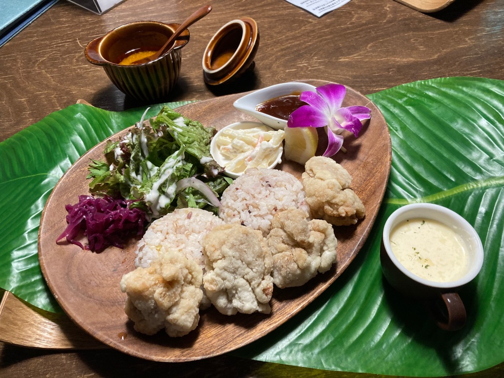 おふろcafé ハレニワの湯の食事処「ハレニワ食堂」の「モチコチキンプレート」