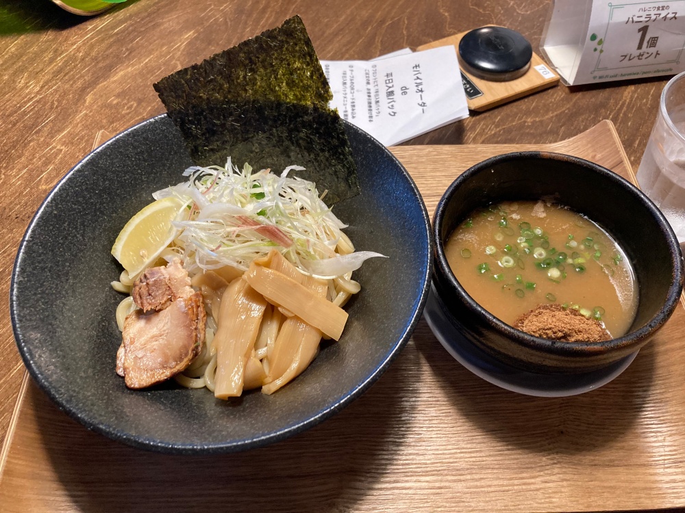 おふろcafé ハレニワの湯の食事処「ハレニワ食堂」の「魚介豚骨つけ麺」